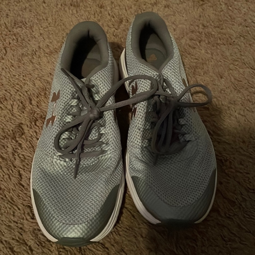 Tennis shoes like new